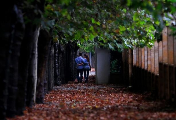 Một cặp đôi khoác tay nhau đi dưới con phố ngập lá ở làng Sawfar, Lebanon, hôm 7/10. Ảnh: AP