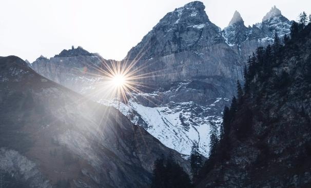 Mặt trời chiếu sáng qua khe Martinsloch trong dãy núi Tschingelhoerner ở Thụy Sĩ ngày 30/9. Ánh mặt trời lóe sáng ở làng Elm trong khu dân cư Glarus chỉ diễn ra trong vài phút vào mùa xuân và thu hàng năm. Do đó, đây là nơi thu hút hàng nghìn người tới tham quan. 