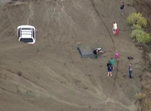 Oto mac ket trong bun do lu lon o My hinh anh