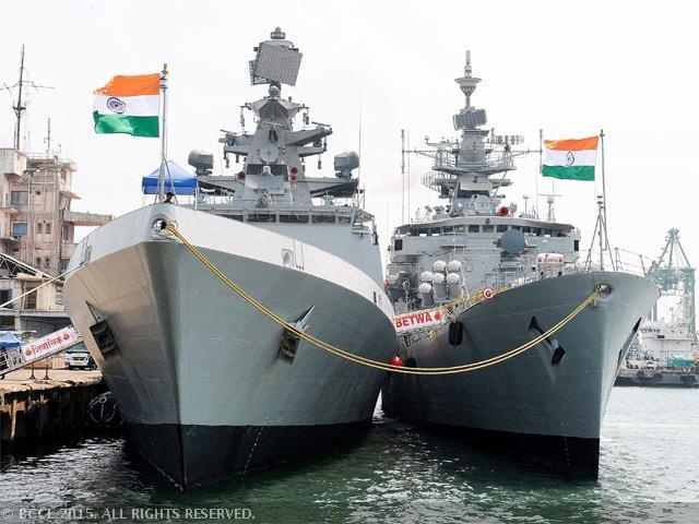 Tàu hộ vệ tên lửa INS Shivalik và INS Betwa của Ấn Độ neo đậu tại cảng Chennai khi tham gia cuộc tập trận chung Malabar-15 giữa Ấn Độ, Mỹ và Nhật Bản. 