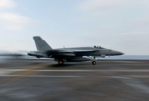 Một chiến đấu cơ Mỹ hạ cánh trên tàu sân bay USS Theodore Roosevelt (CVN 71) ngày 18/10.  