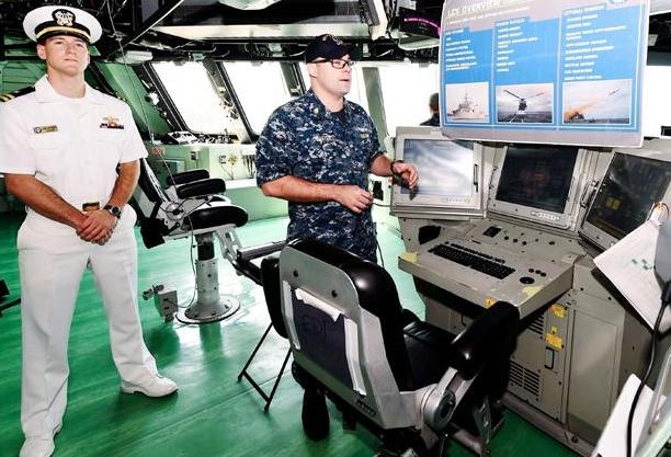 Các quan chức Hải quân Mỹ trên tàu tàu tác chiến ven bờ USS Fort Worth LSC-3 ngày 16/10. Khi 3 nước tiến hành cuộc tập trận, Thời báo Hoàn cầu thuộc Nhân dân Nhật Báo, cơ quan ngôn luận của đảng Cộng sản Trung Quốc cảnh báo Ấn Độ khi tham gia Malabar 2015. “Mối quan hệ lành mạnh là điều tốt đẹp cho cả hai nước. Ấn Độ nên cảnh giác trước mọi ý định biến cuộc tập trận thành nơi chống Trung Quốc”, tờ này viết. Ảnh: Indiatimes