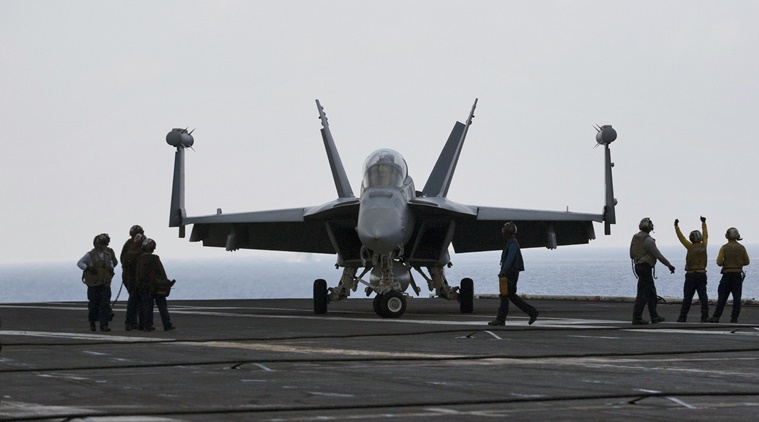 Các nhân viên Hải quân Mỹ ra hiệu cho nhân viên sẵn sàng cất cánh từ tàu sân bay USS Theodore Roosevelt (CVN 71) ngày 17/10.