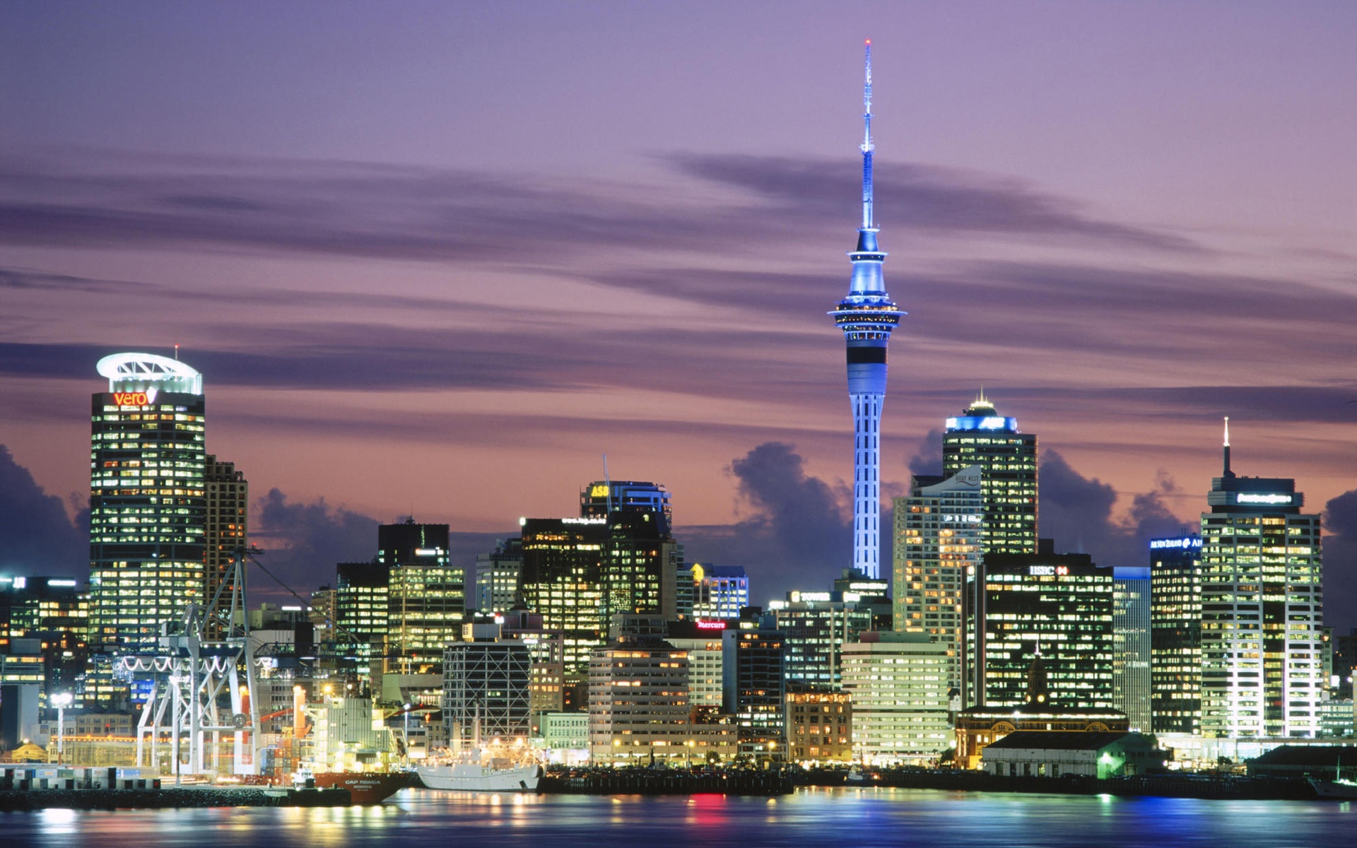 Một góc Auckland - thành phố lớn nhất New Zealand - về đêm. Ảnh: Fairskytravels.info