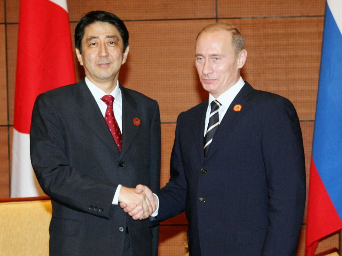 Thủ tướng Nhật Bản Shinzo Abe (trái) bắt tay Tổng thống Nga Vladimir Putin. Ảnh: