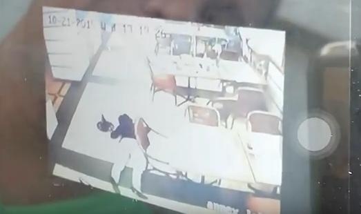 Video quay canh nha ngoai giao Trung Quoc bi am sat hinh anh