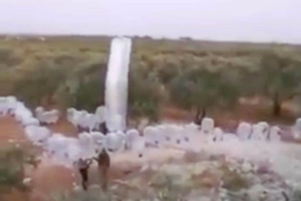 Phien quan IS tha bom bao cao su de doi pho chien dau co Nga hinh anh