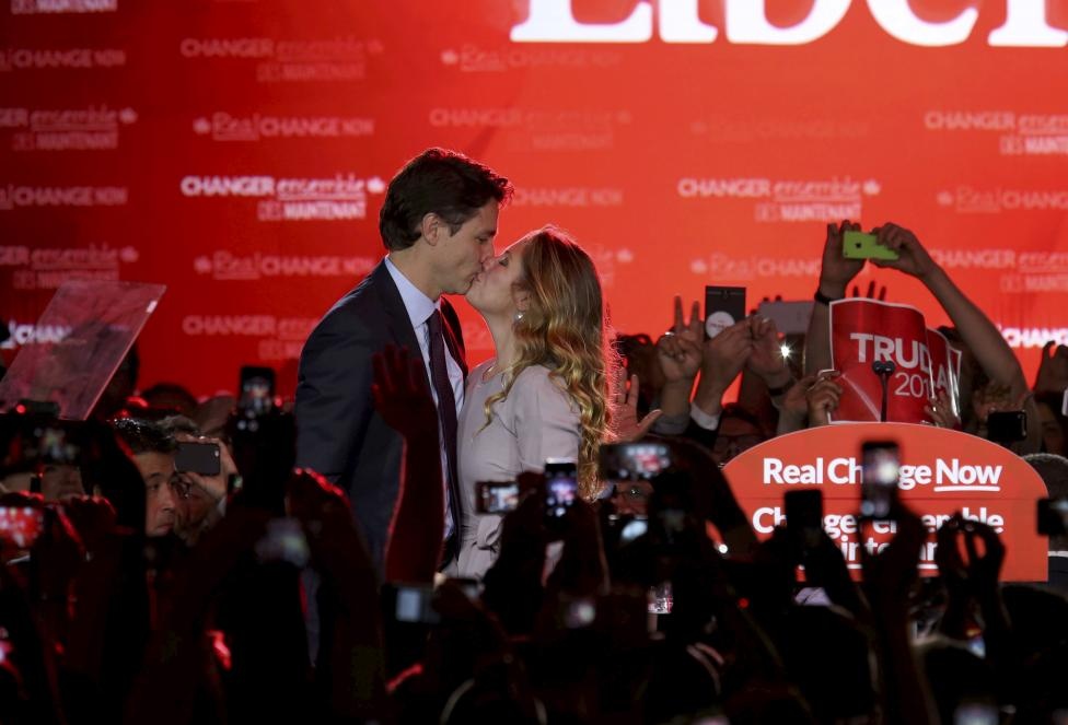 Lãnh đạo Đảng Tự do Justin Trudeau hôn vợ Sophie Gregoire trước khi phát biểu sau chiến thắng bất ngờ tại cuộc bầu cử Canada ngày 19/10. Theo kết quả bầu cử chính thức được công bố, lãnh đạo 43 tuổi chính thức trở thành tân thủ tướng Canada với việc giành được 189 trên tổng số 338 ghế trong quốc hội. Chiến thắng của ông Justin chấm dứt 10 năm lãnh đạo chính phủ của thủ tướng Stephen Harper. Ảnh: Reuters