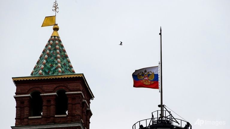 Cờ rủ tại tòa nhà Thượng viện trong Điện Kremlin ở Moscow ngày 1/11. Ảnh: 