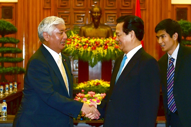 Thủ tướng Nguyễn Tấn Dũng và Bộ trưởng Quốc phòng Nhật Bản Nakatani Gen. Ảnh: VGP/Nhật Bắc