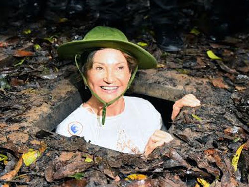 De nhat phu nhan Iceland xuong ham dia dao Cu Chi hinh anh