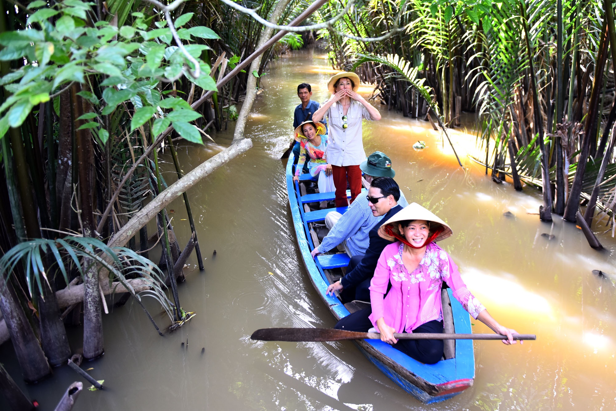De nhat phu nhan Iceland nhun nhay tren thuyen hinh anh