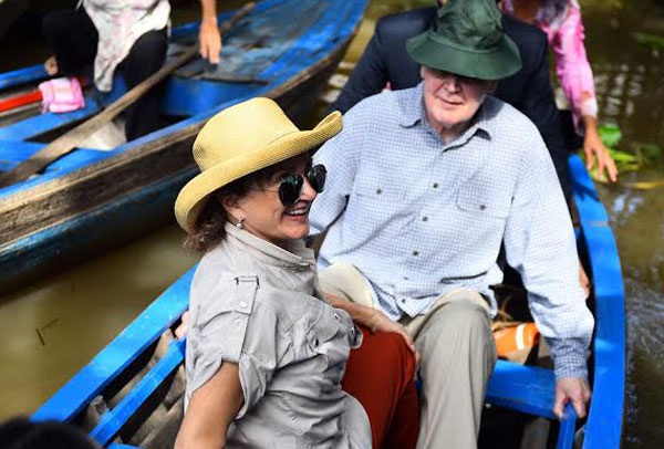 Tong thong Iceland di thuyen tren song nuoc mien Tay hinh anh