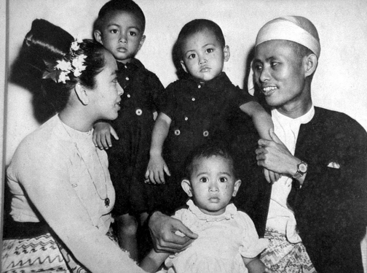 Suu Kyi là con gái của vị anh hùng dân tộc Myanmar – tướng Aung San. Ông Aung bị ám sát vào tháng 7/1947 – chỉ 6 tháng trước khi quốc gia Đông Nam Á giành độc lập. Lúc ấy, bà Suu Kyi mới lên 2 tuổi. Ảnh chụp bà Suu Kyi (giữa) cùng bố mẹ và hai người anh năm 1947 tại Burma.