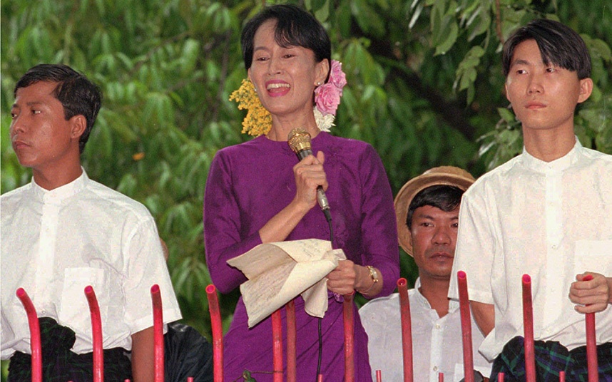 -	Năm 1991, Suu Kyi được trao giải Nobel Hòa bình vì những cống hiến của bà cho cuộc đấu tranh phi bạo lực vì dân chủ và nhân quyền. Vào thời điểm đó, bà chịu hai năm quản thúc tại gia trước những cáo buộc gây chia rẽ quân đội. Giai đoạn từ năm 1989 tới 2010, lãnh đạo phe đối lập bị quản thúc tại nhà gần 15 năm. Ảnh chụp bà Suu Kyi phát biểu trước khoảng 5.000 người tại trước nhà riêng, ngày 25/5/1996.
