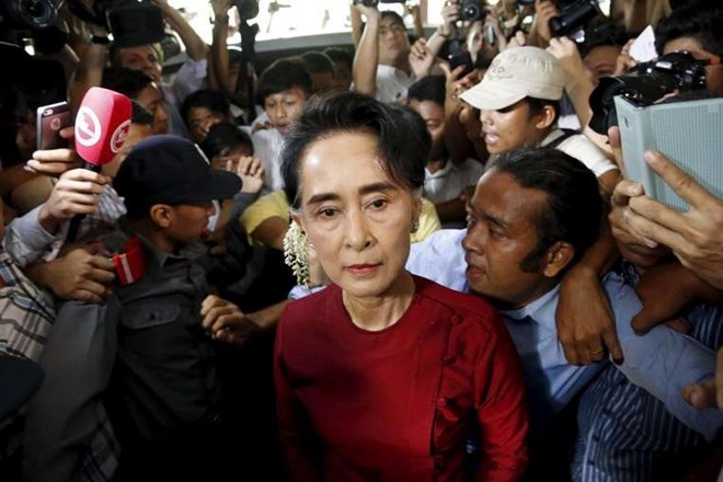 Trưa 8/11, bà Aung San Suu Kyi đến điểm bỏ phiếu trong vòng vây chào đón của người dân. Bà từng có nhiều năm tranh đấu vì dân chủ và bị giam lỏng tại gia. Ảnh: Reuters