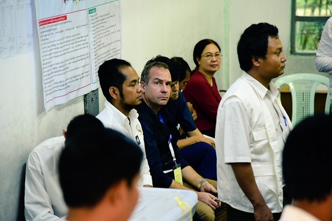 Một quan sát viên từ Liên minh châu Âu (EU) quan sát quá trình bỏ phiếu.  Tổng cộng 10.500 quan sát viên trong nước và quốc tế sẽ giám sát cuộc bầu cử Myanmar. 