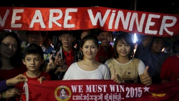 Cũng trong ngày 9/11, sau khi có những kết quả bầu cử sơ bộ đầu tiên, đảng USDP cầm quyền thừa nhận thất bại trước đảng đối lập của bà Suu Kyi dù quá trình kiểm phiếu vẫn đang được tiến hành.  Đảng NLD tuyên bố giành hơn 80% số phiếu bầu ở khu vực thành thị đông dân cư. Tuy nhiên, lãnh đạo NLD, bà Suu Kyi, cho rằng “còn quá sớm” để ăn mừng chiến thắng. Để có quyền thành lập một chính phủ mới, đảng đối lập phải giành ít nhất 2/3 số ghế trong Quốc hội, nơi người dân chỉ được bầu ¾ số đại biểu và ¼ còn lại do quân đội bổ nhiệm.