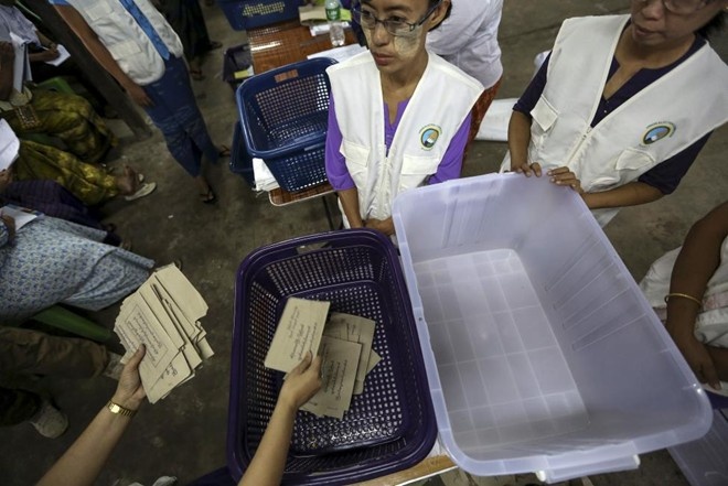 Các tình nguyện viên kiểm phiếu tại một điểm bầu cử tại trung tâm Yangon.  Sau khi các điểm bỏ phiếu đóng cửa, trưởng đoàn quan sát viên của EU cho biết không có sai phạm trọng quá trình cuộc bầu cử diễn ra. Ngày 9/11, theo thăm dò sau bầu cử dựa trên lá phiếu của hơn 1.300 người dân Myanmar, đảng NLD có thể giành 90% số phiếu bầu. Trong khi đó, tỷ lệ ủng hộ dành cho USDP cầm quyền chỉ tới 5%. 