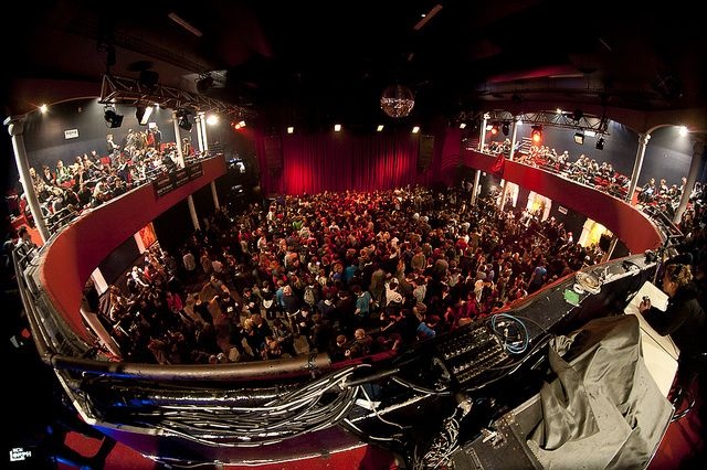 Bên trong nhà hát
