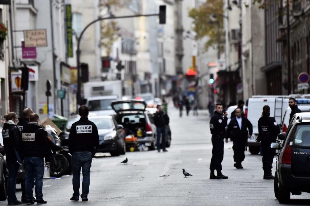 Một nhóm cảnh sát trên đường Rue de Charonne, gần nhà hàng La Belle Équipe sáng 14/11. Một số tuyến xe buýt, xe điện và văn phòng công quyền đóng cửa. 