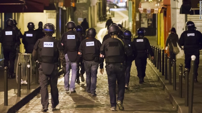 Cảnh sát Paris tuần tra khu vực gần Paris’s Saint-German  hôm 14/11.