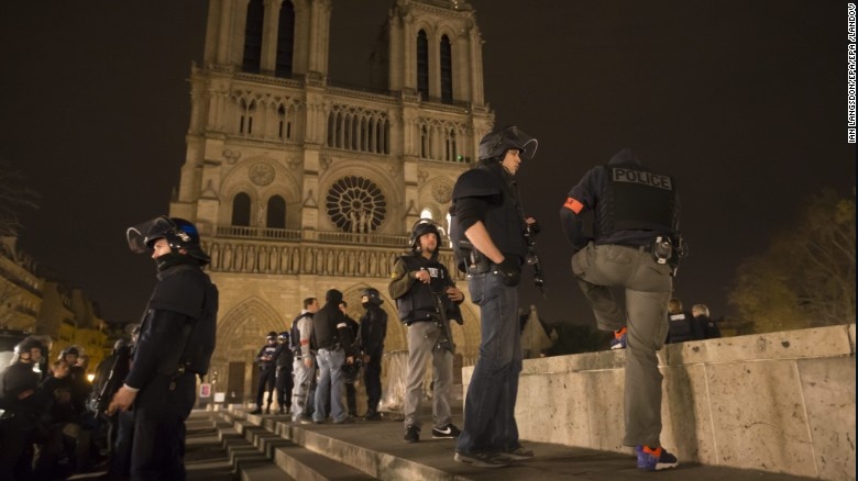 Cảnh sát tuần tra xung quanh nhà thờ Notre Dame ở Paris, ngày 14/11, sau vụ tấn công. Ảnh: CNN