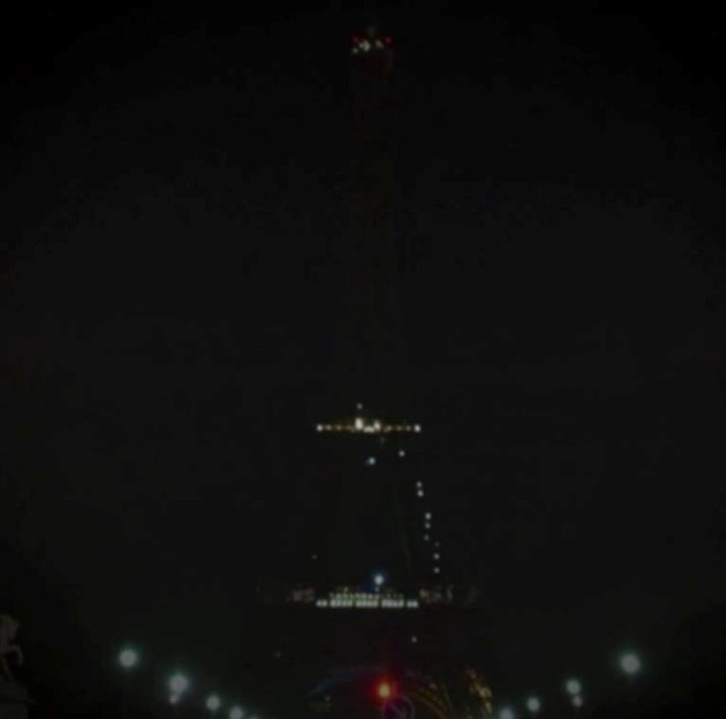 Tháp Eiffel tắt đèn để tưởng nhớ nạn nhân trong cuộc tấn công liên hoàn đêm 13/11. Ảnh: