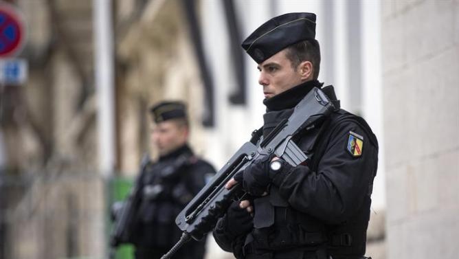 Hiến binh Pháp canh gác trước cổng một ngôi đền Hồi giáo ở thành phố Paris hôm 14/11.