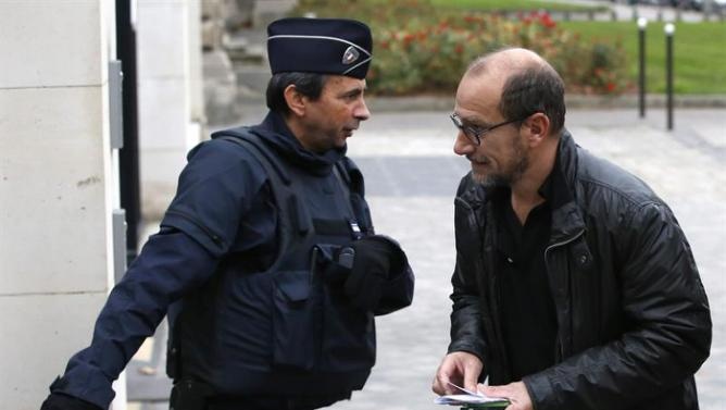 Thân nhân của một nạn nhân trong loạt vụ khủng bố tại Paris tới trung tâm hỗ trợ tâm lý