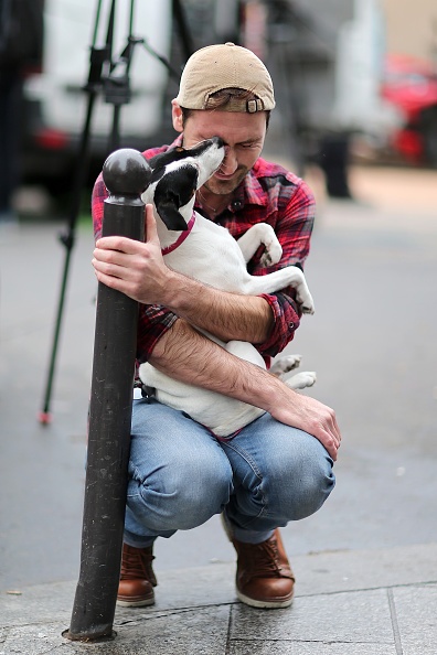 Hình ảnh xúc động khi một thanh niên ôm chú chó ngồi khóc trước nhà hàng Petit Cambodge ở thủ đô Paris. Như nhiều người dân nước Pháp, anh không tránh khỏi sự bàng hoàng sau vụ việc.