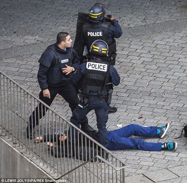 Khoanh khac dac nhiem Phap tom song nghi pham hinh anh