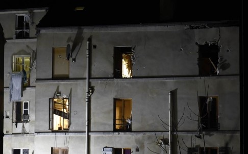 Nhiều vết đạn in trên tường của tòa nhà