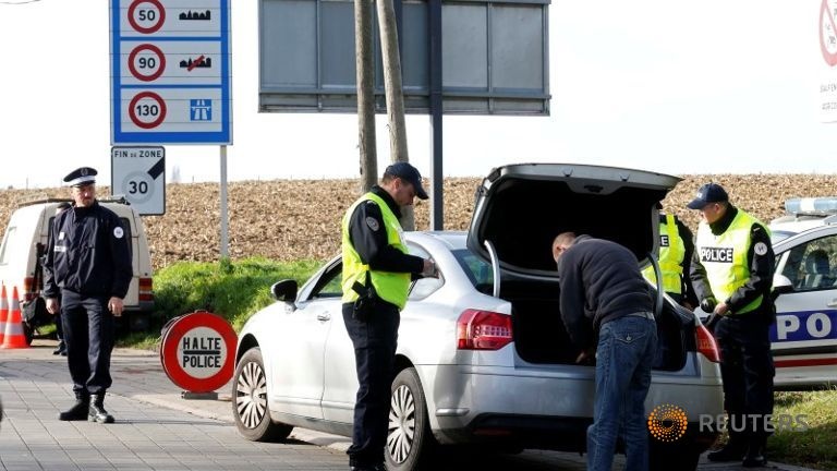 Cảnh sát được tăng cường tại biên giới giáp Bỉ sau vụ tấn công liên hoàn ở Paris, nhưng các chuyên gia cho rằng