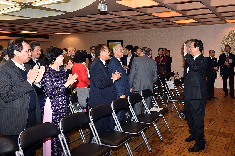 Thủ tướng Nguyễn Tấn Dũng gặp gỡ và nói chuyện thân mật với đại diện cộng đồng người Việt tại Pháp. Ảnh VGP/ Nhật Bắc 