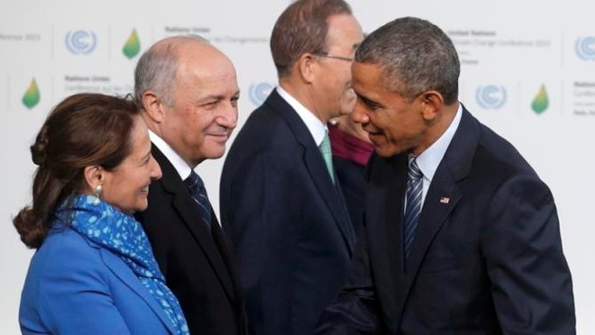 Bà Segolene Royal, Bộ trưởng Sinh thái Pháp, chào đón Tổng thống Mỹ Barack Obama và Tổng thư ký Liên Hợp Quốc Ban Ki Moon tại Trung tâm Hội nghị ở Paris hôm 30/11. Ảnh: Reuters