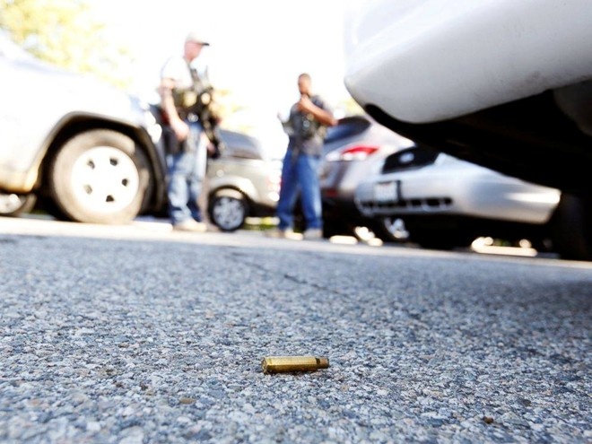 Một viên đạn nằm dưới đất sau vụ xả súng. Ảnh: Reuters