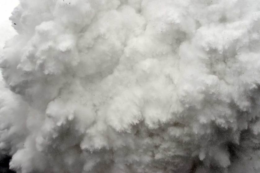 Cảnh tượng kinh hoàng trong trận lở tuyết ở đỉnh Everest sau trận động đất mạnh 7,9 độ Richter ở Nepal ngày 25/4.