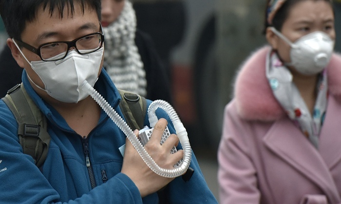 Dan Bac Kinh deo may ho hap khi ra duong do o nhiem hinh anh