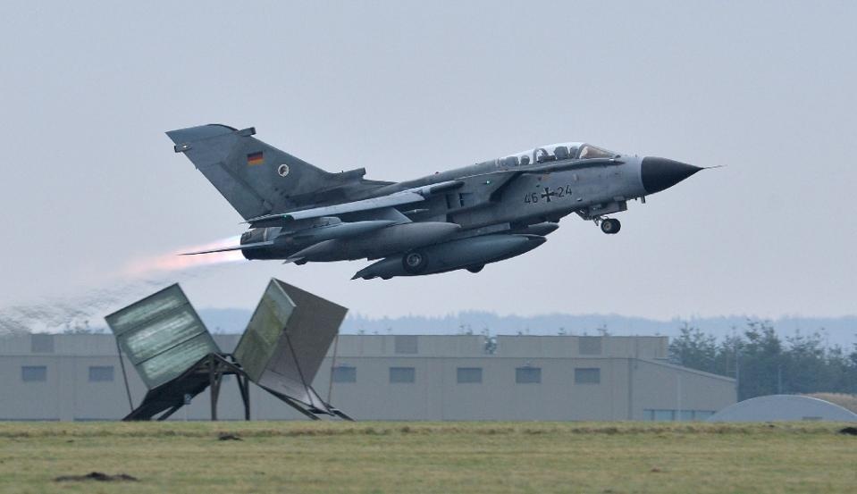 Binh si, may bay trinh sat Duc san sang chong IS hinh anh