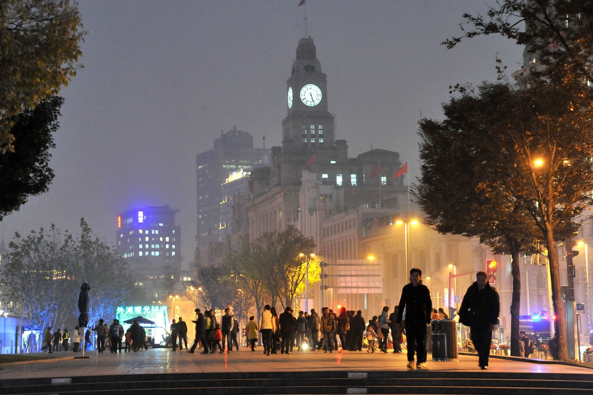 Khách du lịch đi bộ trên Bến Thượng Hải, khu vực thuộc quận Hoàng Phố, ngày 14/12. Ảnh: AFP