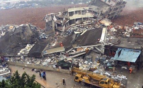 Nhân viên của một công ty trong khu vực nói với tờ South China Morning Post rằng trong vòng 2 tới 3 năm qua, người ta liên tục trút bùn đất bên cạnh khu công nghiệp. 