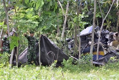 Chien dau co Indonesia lao xuong dat no tung hinh anh