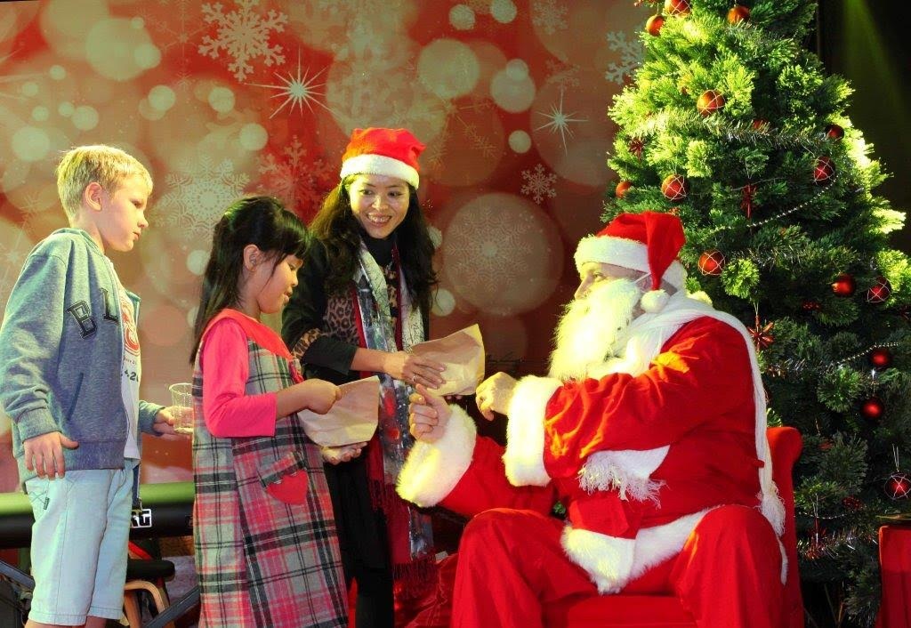 Dai su dong ong gia Noel, ba Chua tuyet mung Giang sinh hinh anh
