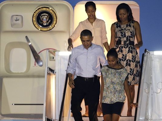 Gia đình Obama bước xuống máy bay trong chuyến nghỉ dưỡng tại Hawaii năm 2012. Ảnh: AP