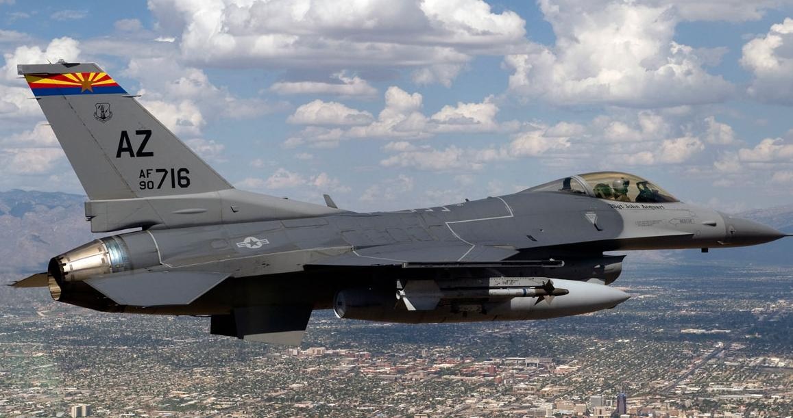 Chien dau co F-16 cua My roi, phi cong mat tich hinh anh