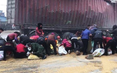 Xe cho lua mi gap nan o Trung Quoc, nhieu nguoi hoi cua hinh anh