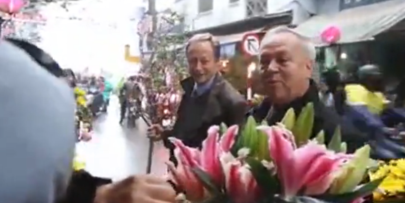 Cac dai su chau Au an pho via he, di cho hoa don Tet hinh anh