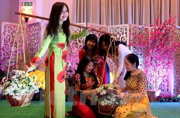 Nguoi Viet o nuoc ngoai hat van, trinh dien ao dai don Tet hinh anh