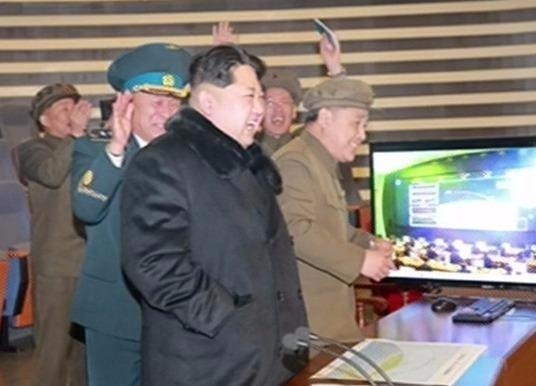 Ong Kim Jong Un an mung vu phong ten lua thanh cong hinh anh